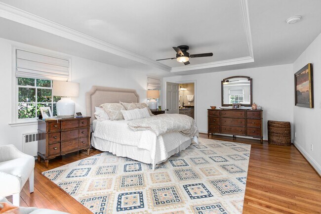 Building Photo - Stunning Irving Park 4 bedroom, 4 bathroom home in Greensboro!