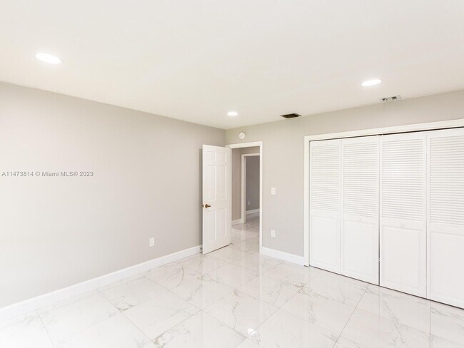 Building Photo - 741 E Plantation Cir