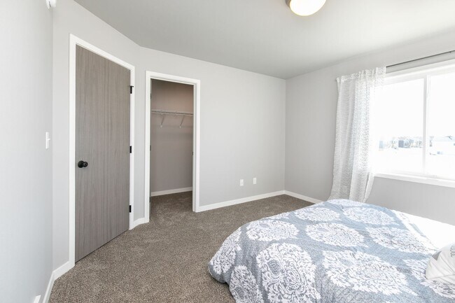 Building Photo - 4-bedroom, 3.5-bathroom West Fargo Single-Family Home w/ 3 Stall Garage