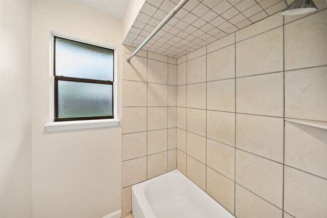 Building Photo - 2707 Foliage Green Dr