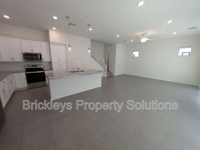 Building Photo - 265 E Balsam Dr