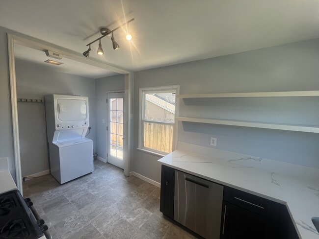 Building Photo - 1735 Parrot St