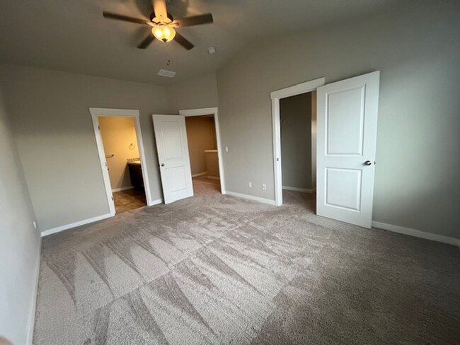 Building Photo - Move in Special - 3 Bedroom 2.5 Bath Townh...