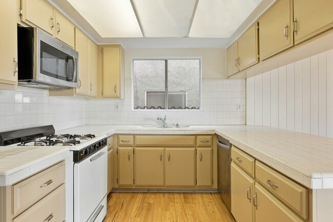 Building Photo - 845 2nd St