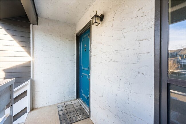 Building Photo - 5840 Spring Valley Rd