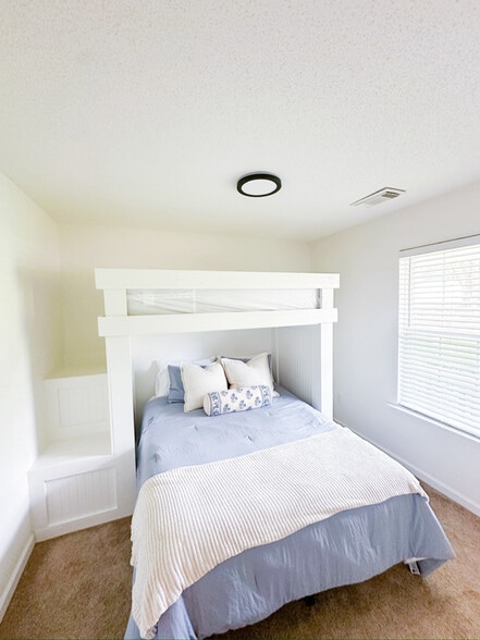 Building Photo - 3738 Cres Gardens Dr