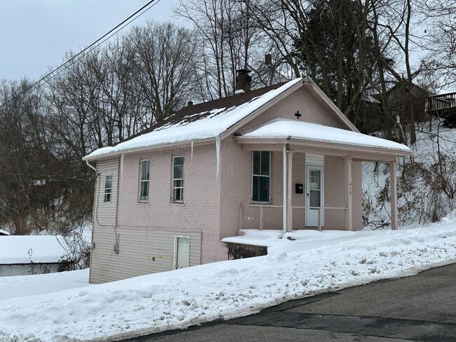 Building Photo - 210 E 7th St