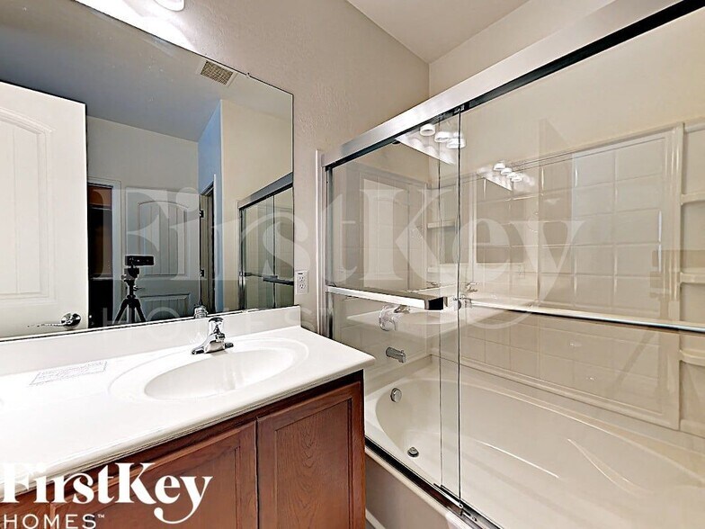 Building Photo - 802 W Love Rd