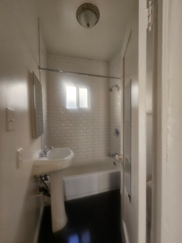 Building Photo - 806 N Poinsettia Pl