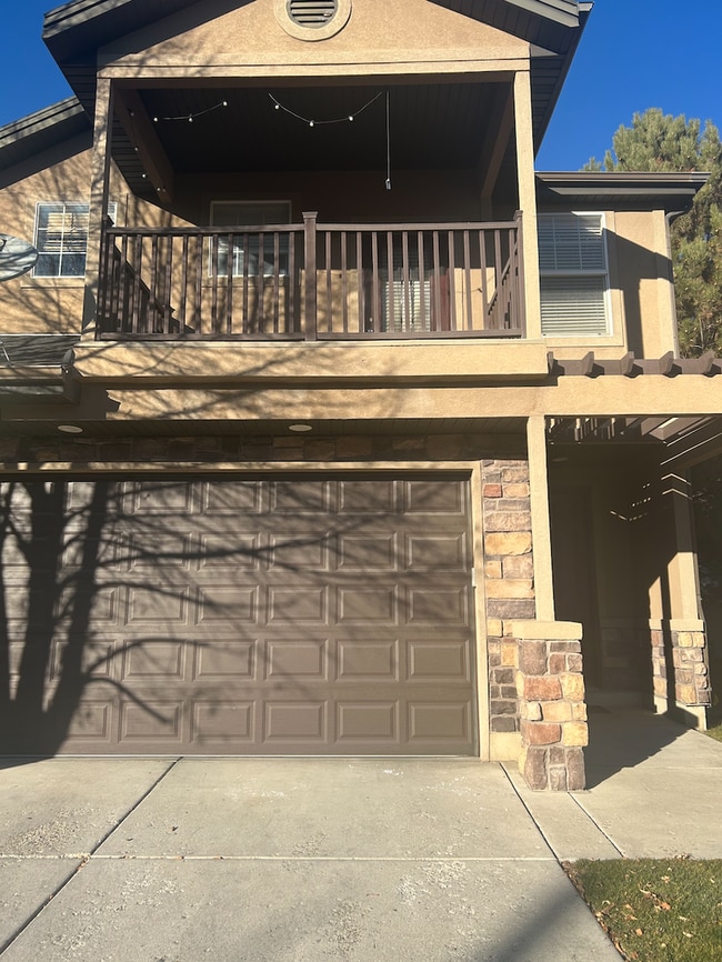 Building Photo - Modern Three Bedroom Townhouse
