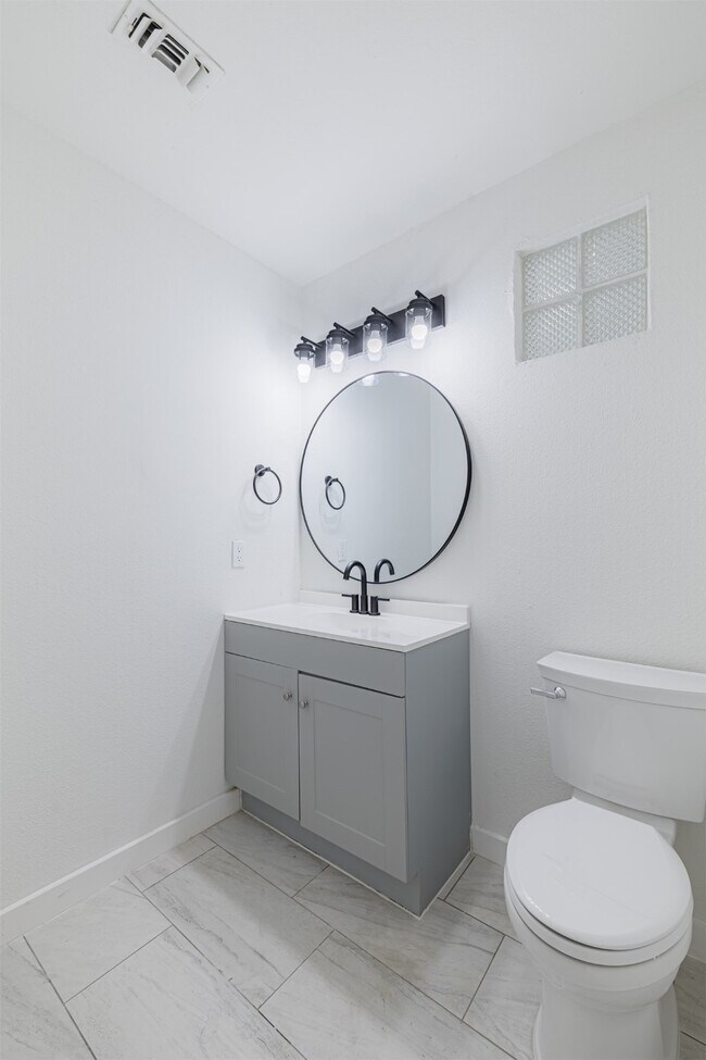 Building Photo - 2122 Maple Cir