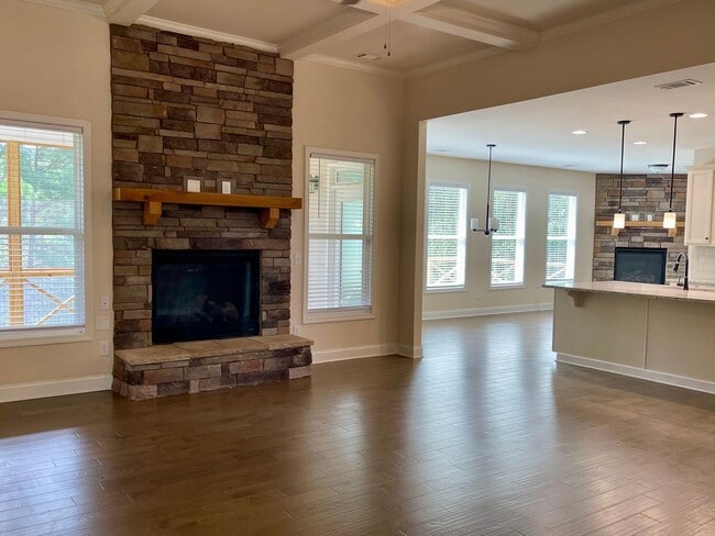 Building Photo - Gorgeous 5 bedroom 3.5 bath home in desira...