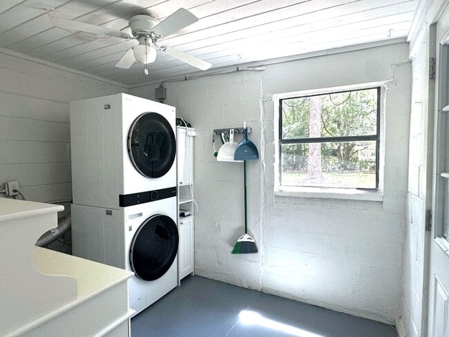 Building Photo - On Island, Close to Historic District & Be...
