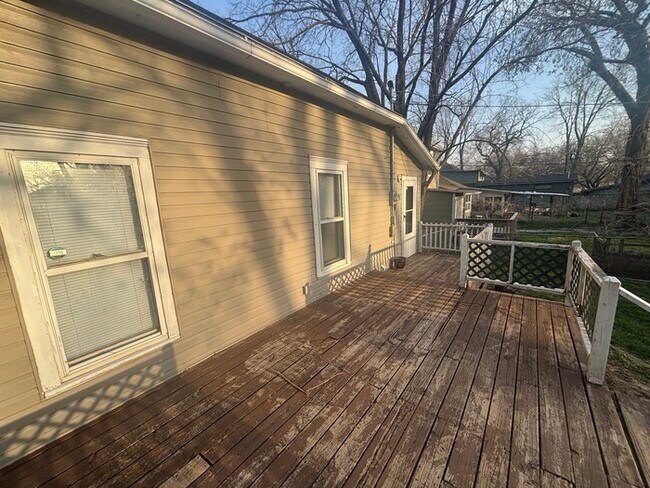 Building Photo - 1115 N Carlos Ave