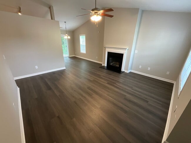 Building Photo - Charming One level 3/2 Home in Oakhurst in...