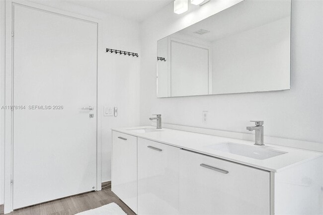 Building Photo - 1300 Brickell Bay Dr