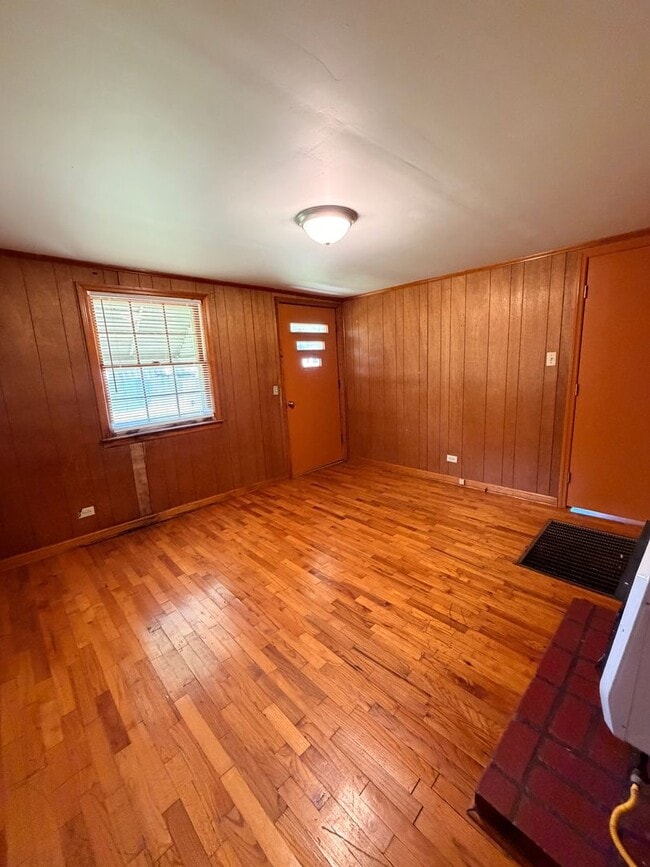 Building Photo - Brick 3/1 House in North Rome $950