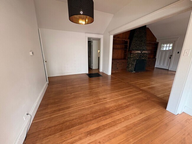 Building Photo - Charming Three Bed West Seattle Vintage Home Near Lincoln Park and Puget Sound!