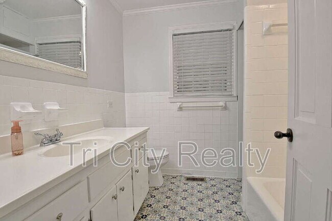 Building Photo - 115 Church Aly