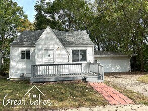 Building Photo - Charming 3 Bedroom 1 Bathroom now availabl...