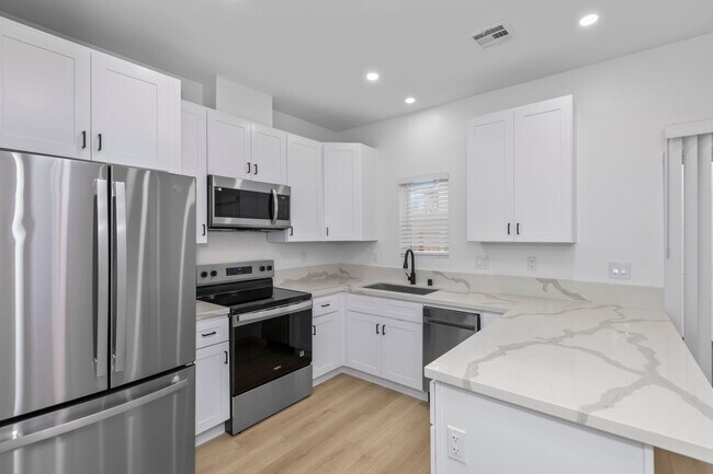 Building Photo - Fire pit!