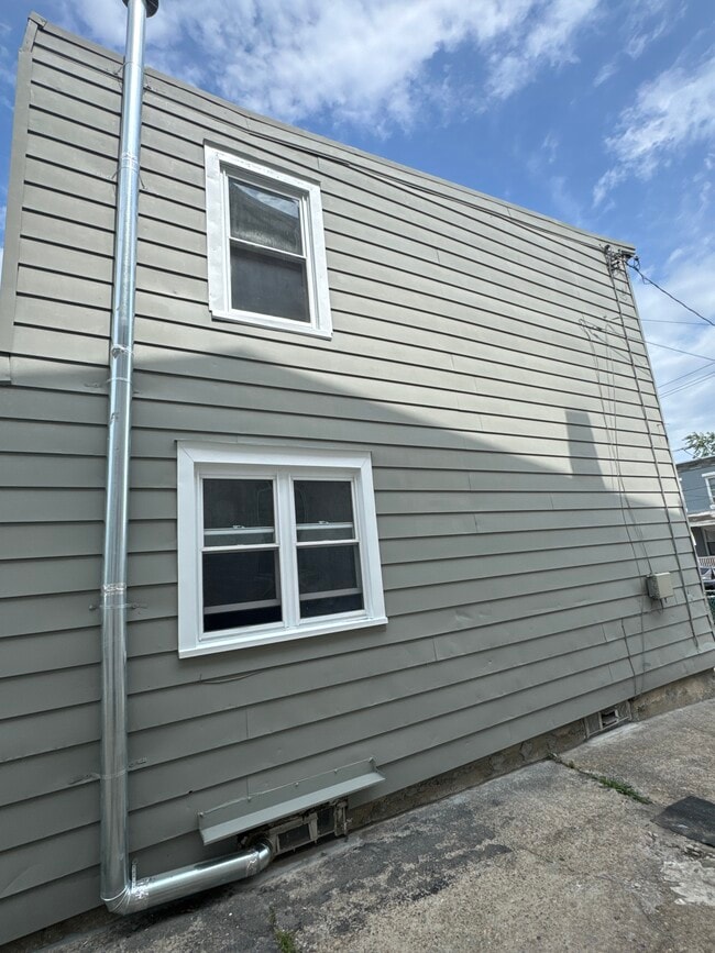 Building Photo - 4638 James St