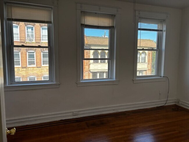 Primary Photo - 725 S 4th St