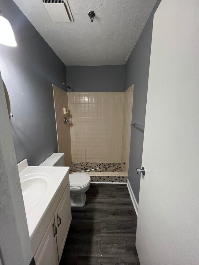 Building Photo - 421 Redding Rd