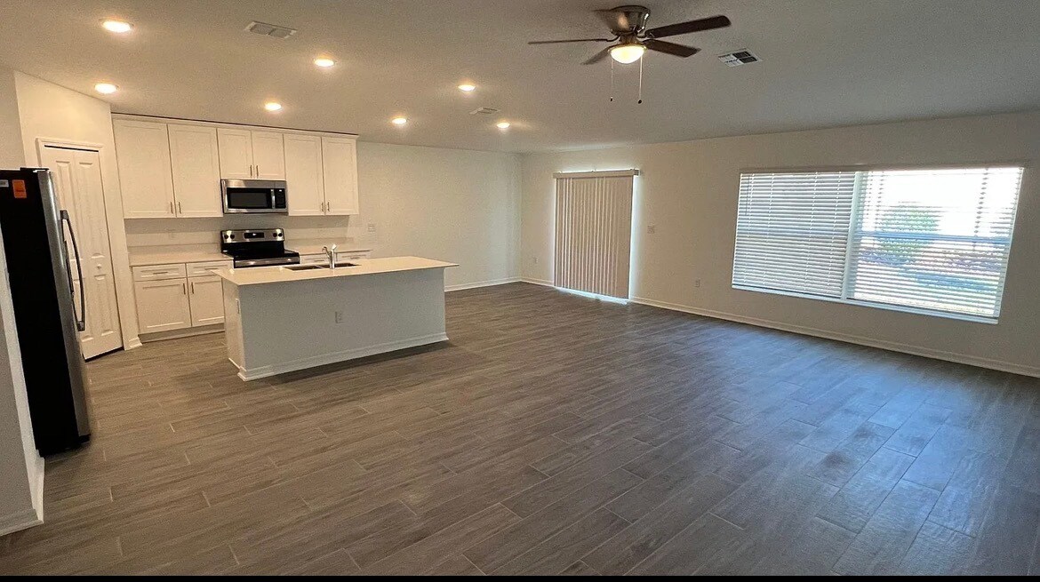 Building Photo - 409 Three Oaks Dr