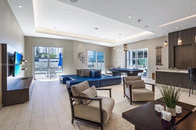 Building Photo - 1010 SW 2nd Ave