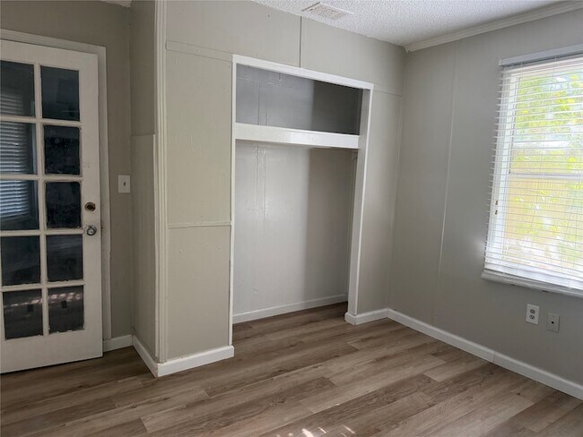 Building Photo - 910 Queenswood St