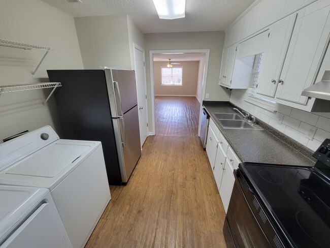 Building Photo - 014 University Ct