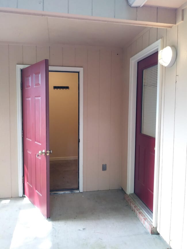 Building Photo - 1602 Carolwood Ct