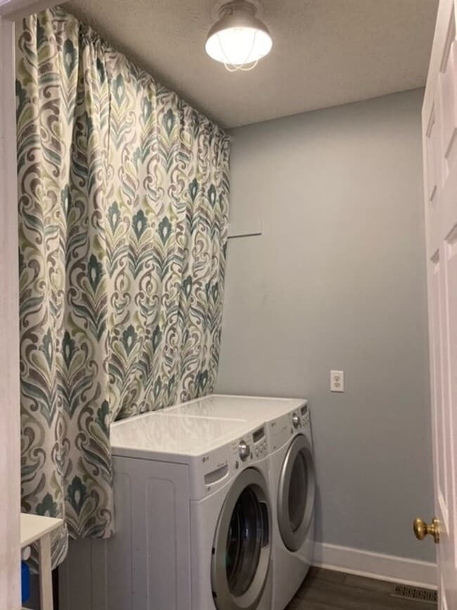 Building Photo - 117 Runaway Ln