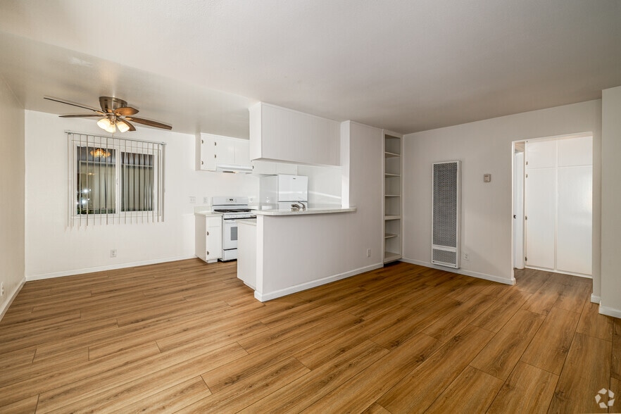1BR, 1BA - 720SF - Living Room - Woodlake