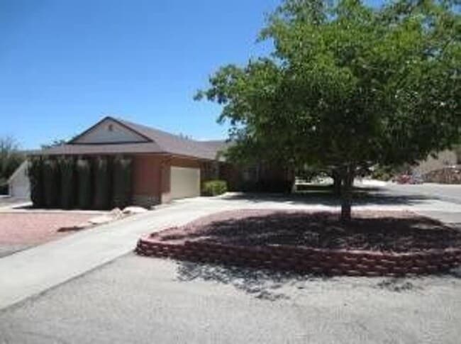 Building Photo - Large Home in Bloomington Hills