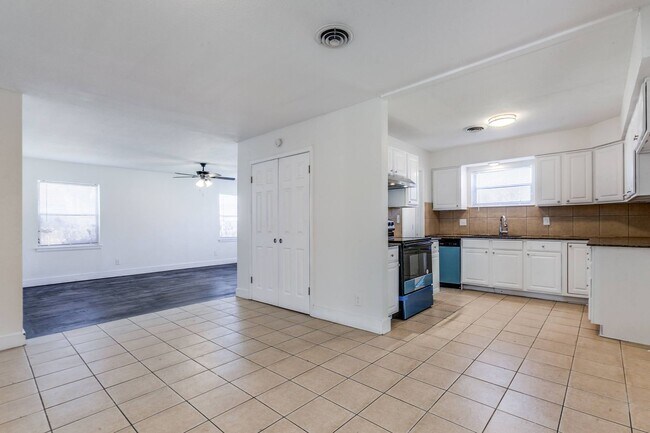 Building Photo - Spacious 4 Bed 2 Bath Home with Stainless Steel Appliacnes
