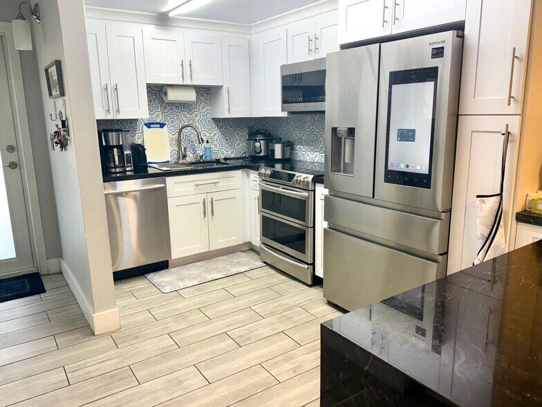 Kitchen - 828 W 38th Ter