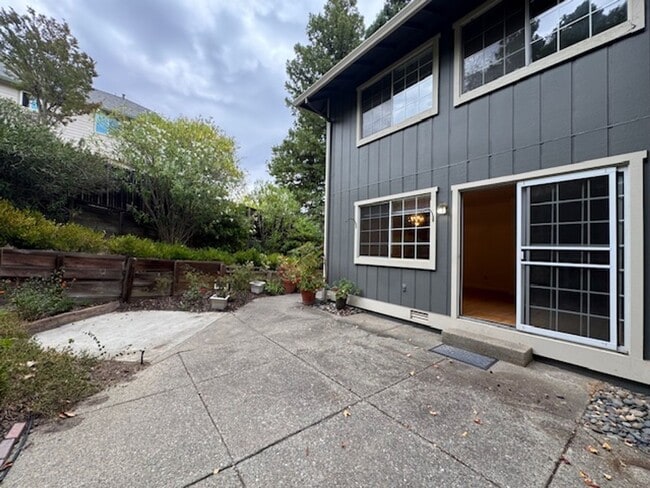 Building Photo - Wonderful 3 bedroom Tri-level townhome wit...