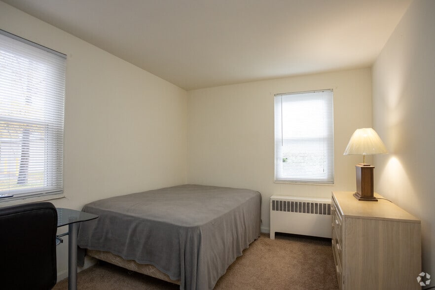 2BR, 1BA-556SF - Lakeland Apartments