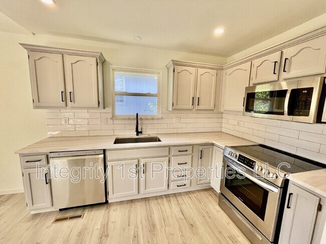 Building Photo - 905 SW Foxtail Dr