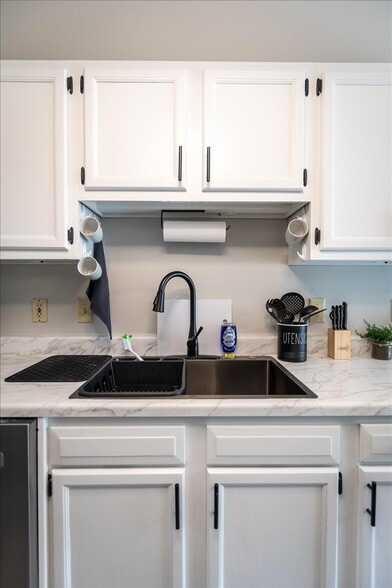 DEEP Sink with Pull-Down Sprayer Faucet - 1001 N Coler Ave