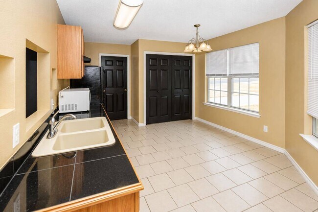 Building Photo - 2213 Dickens Dr