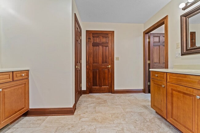 Building Photo - 652 Saddlebrook Dr