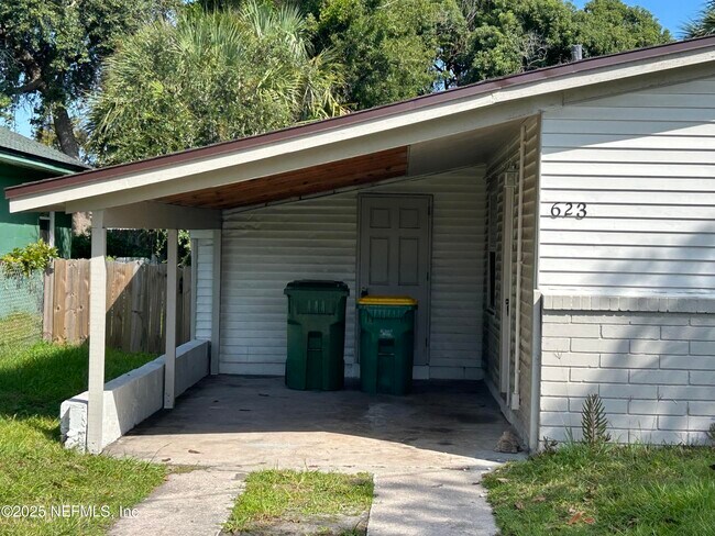 Building Photo - 623 5th Ave S