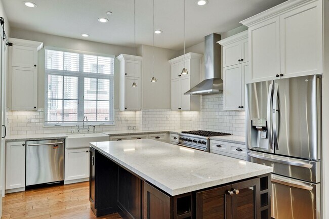 Building Photo - Modern Living in the Heart of Downtown Cam...