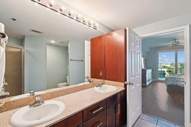 Building Photo - 9800 S Thomas Dr