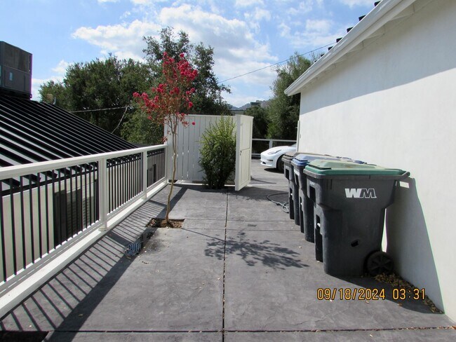 Building Photo - Completely remodeled 2bed/2bath cottage in...