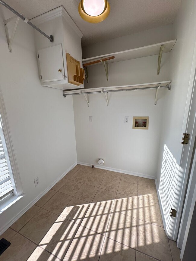Building Photo - SPACIOUS & Beautiful Home Just Outside She...