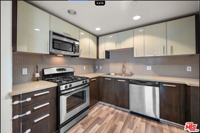 Building Photo - 147 N Berendo St